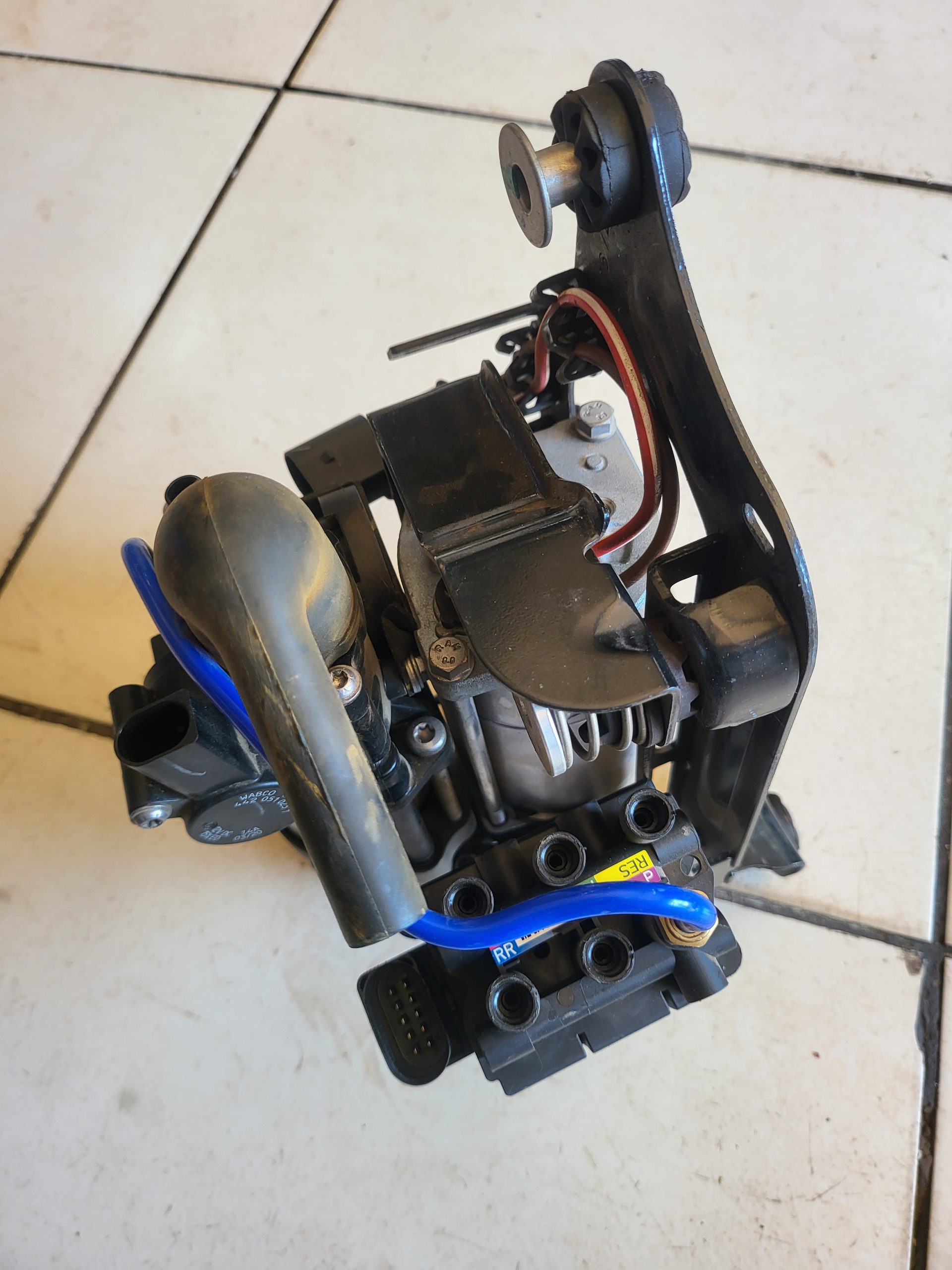 BMW 7 Series G11 G12 Air Suspension Compressor Pump OEM Used | 37206861882