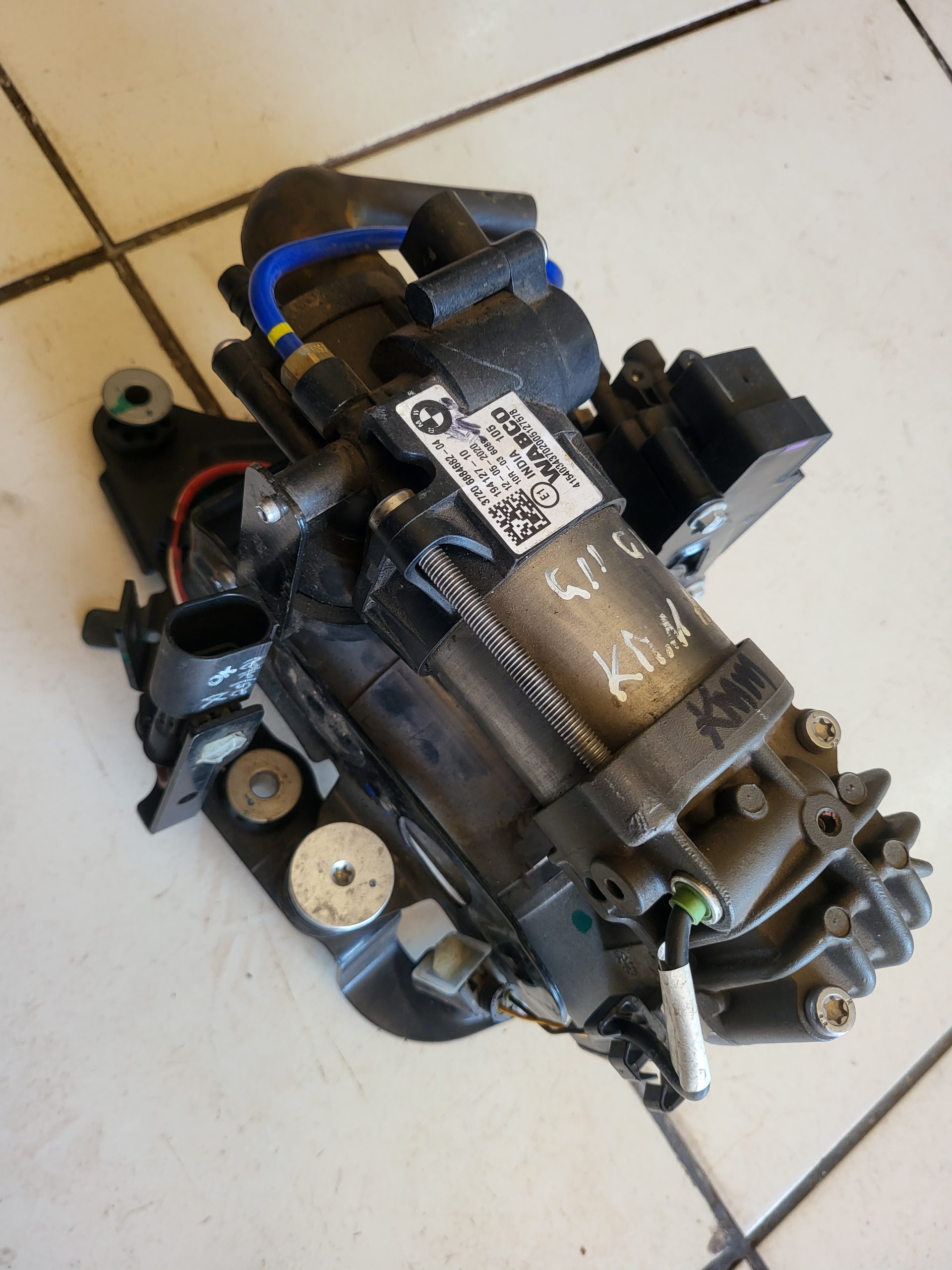 BMW 7 Series G11 G12 Air Suspension Compressor Pump OEM Used | 37206861882 - Image 2