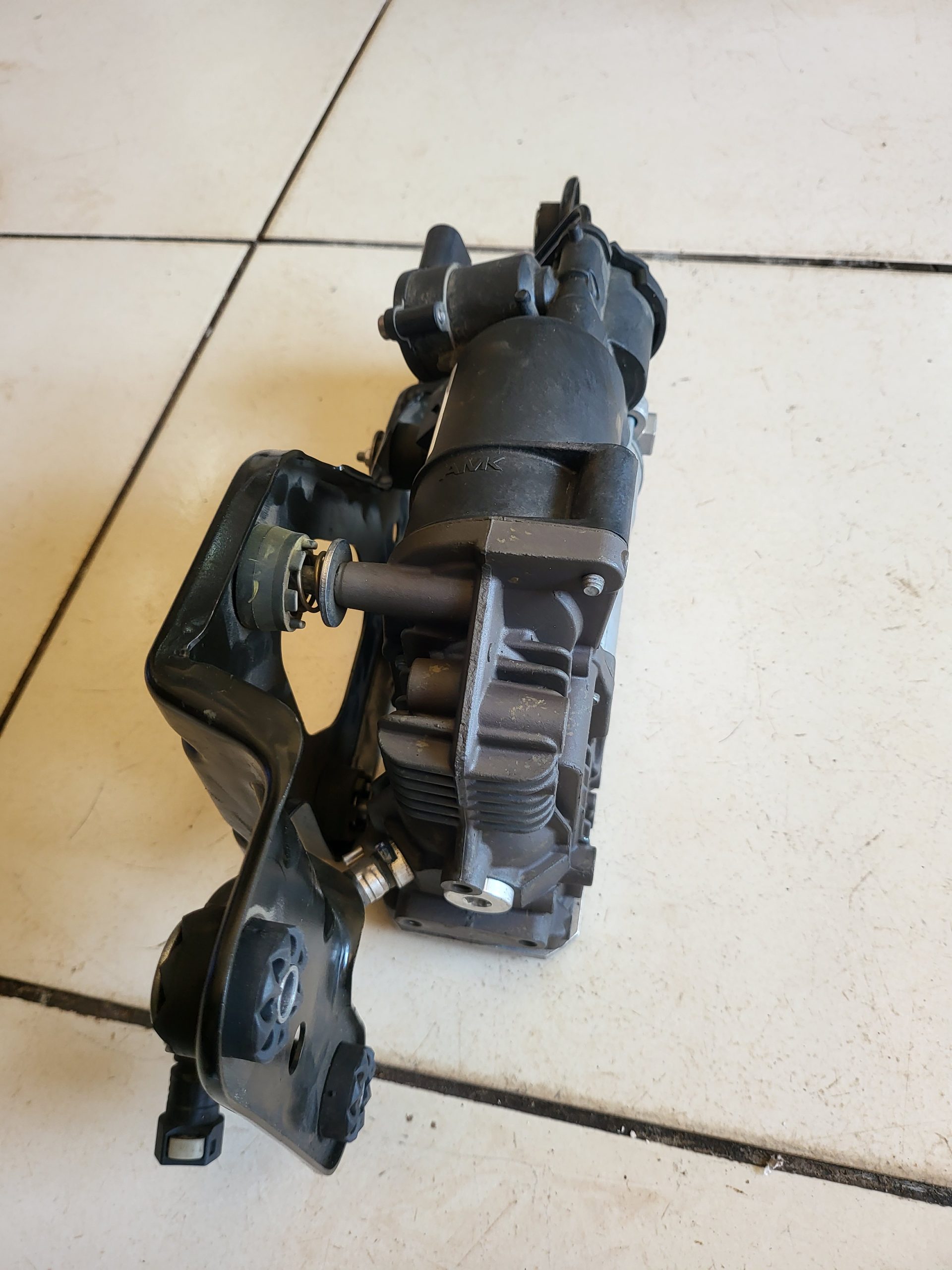 BMW X5 E70 xDrive Air Suspension Compressor Pump OEM Used | 37226859714-01 | 6859714 - Image 3
