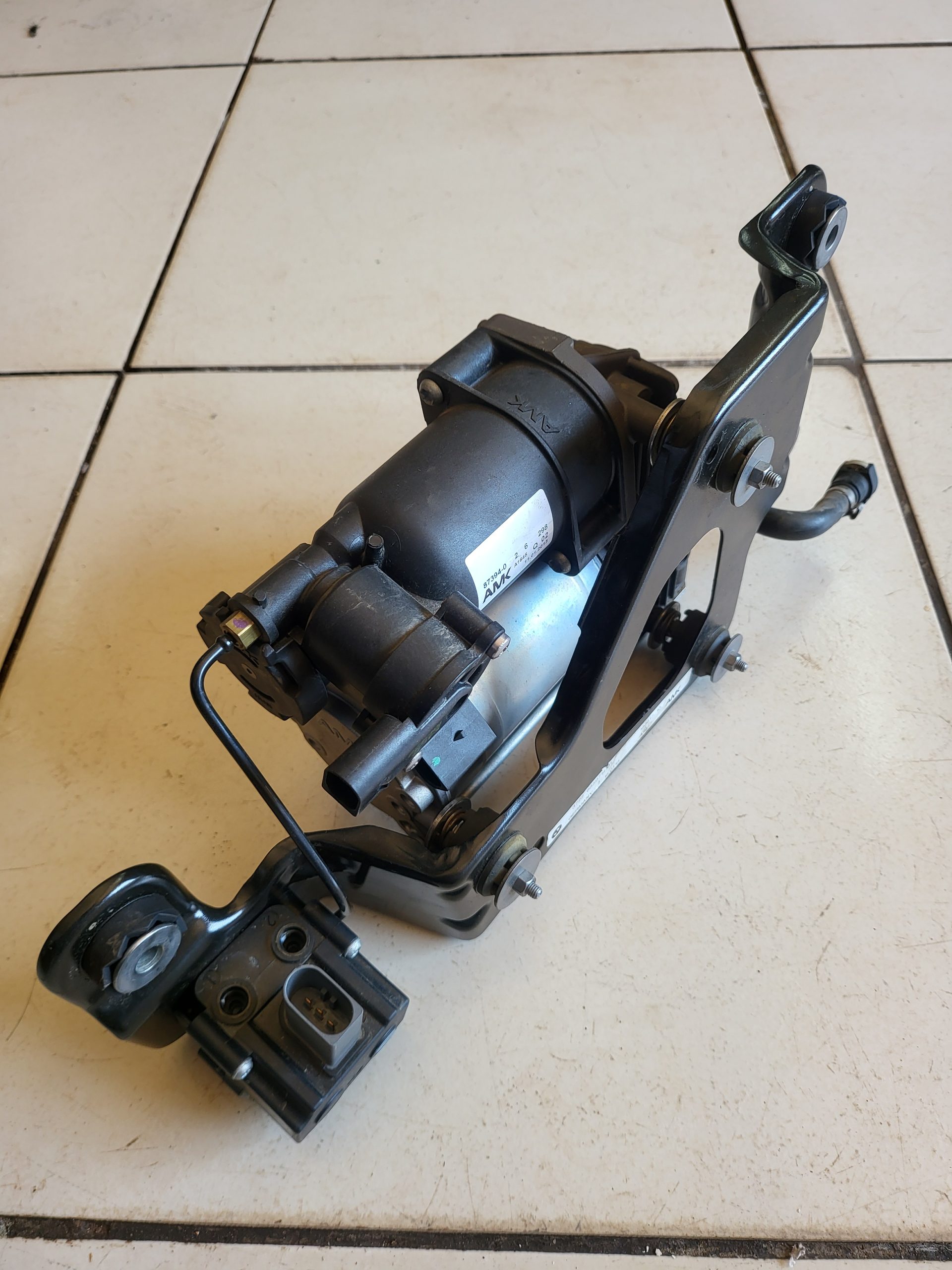 BMW X5 E70 xDrive Air Suspension Compressor Pump OEM Used | 37226859714-01 | 6859714 - Image 4