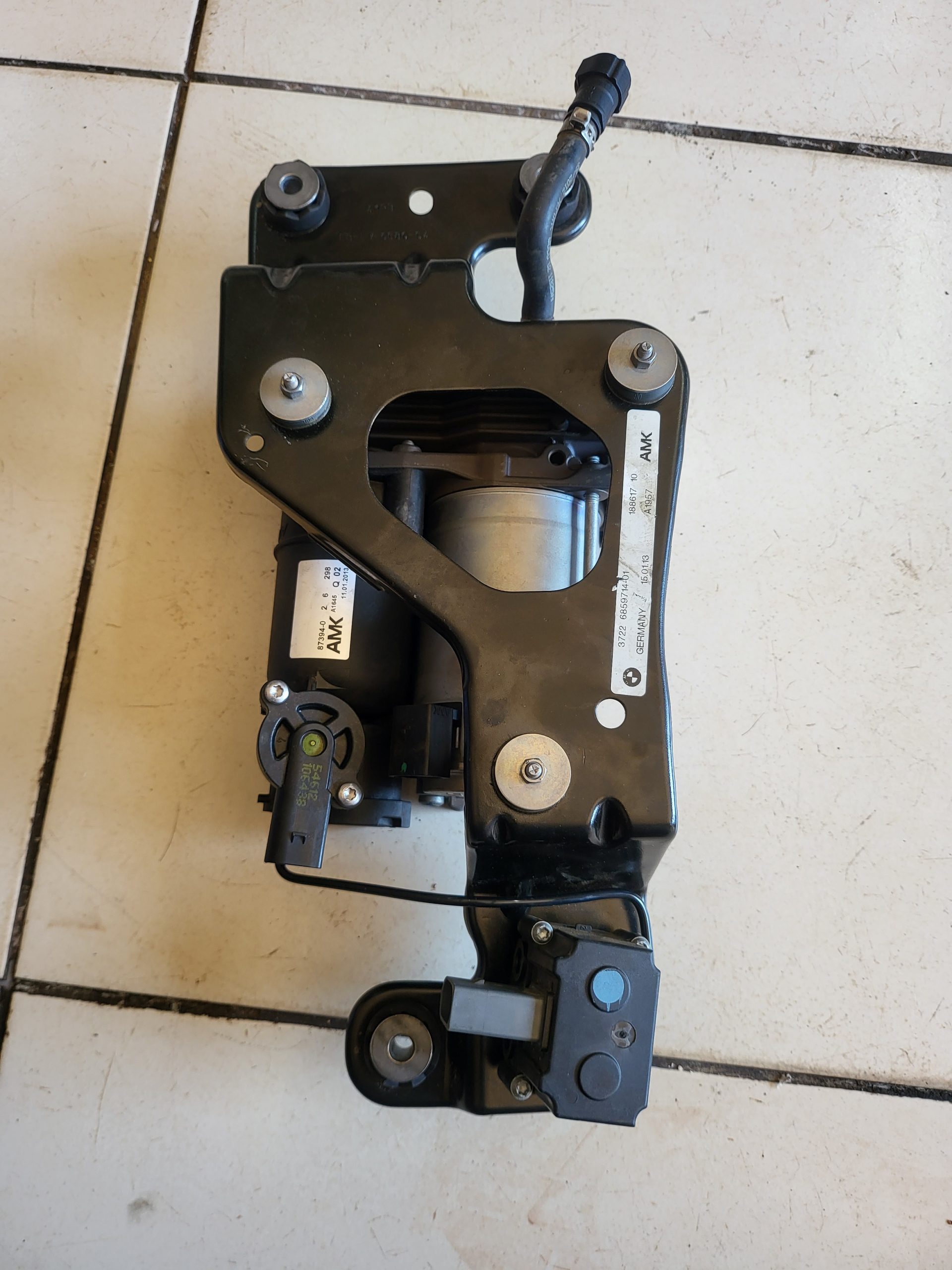 BMW X5 E70 xDrive Air Suspension Compressor Pump OEM Used | 37226859714-01 | 6859714 - Image 5