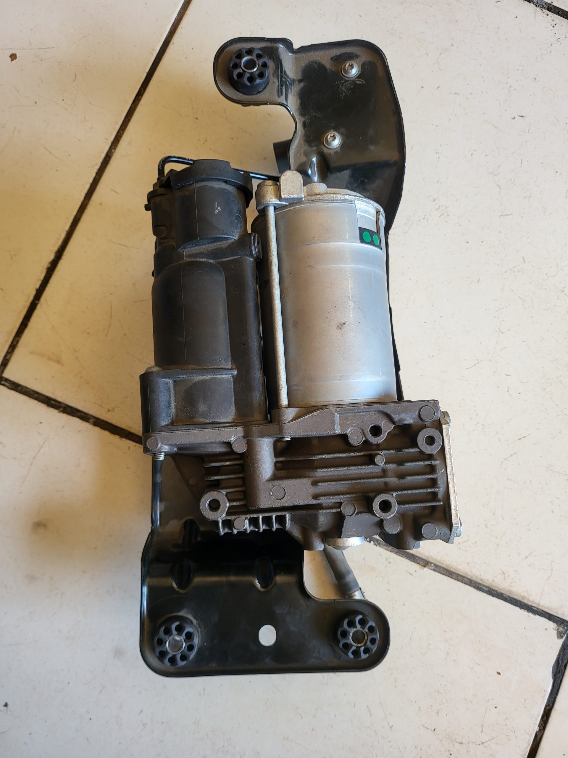 BMW X5 E70 xDrive Air Suspension Compressor Pump OEM Used | 37226859714-01 | 6859714