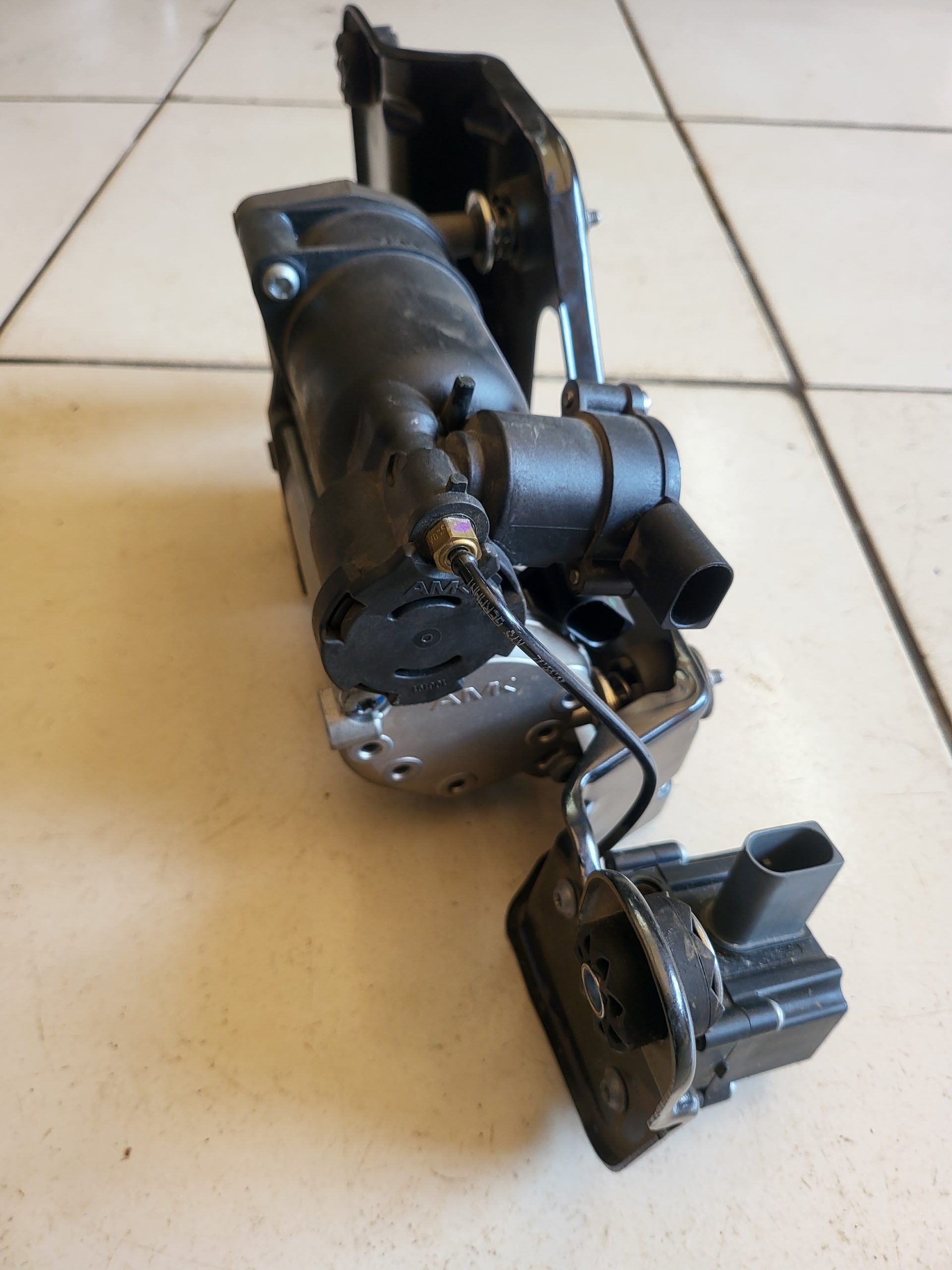BMW X5 E70 xDrive Air Suspension Compressor Pump OEM Used | 37226859714-01 | 6859714 - Image 7